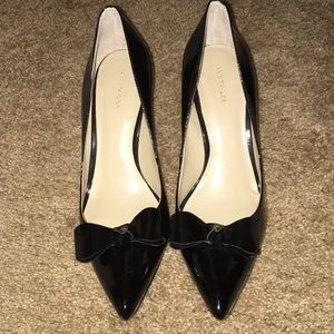 Ann Taylor black patent bow heels